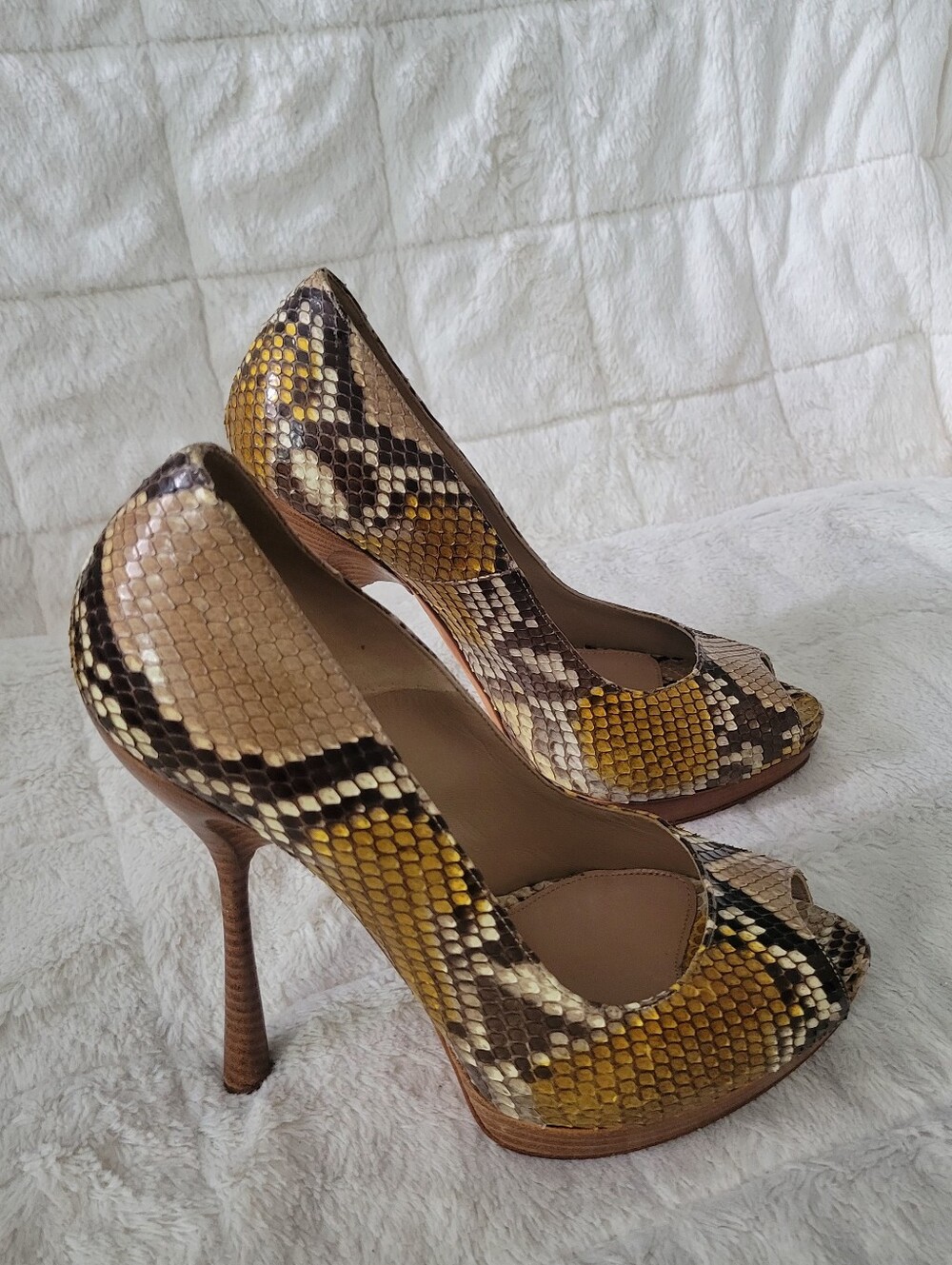 Alexander McQueen Yellow and Brown Snake-Print Peep Toe Pumps Size 39 Italy